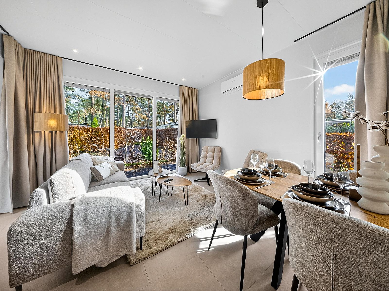 Gemtliches Wohnzimmer in freistehendem Haus in Olburgen, Achterhoek, Gelderland mit Blick auf die Natur und moderner Einrichtung.