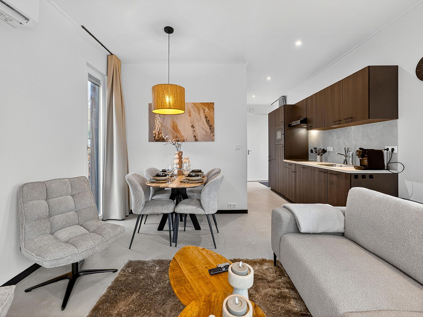 Modernes Wohnzimmer eines freistehenden Hauses in Olburgen, Achterhoek, Gelderland mit stilvoller Einrichtung und Essecke.