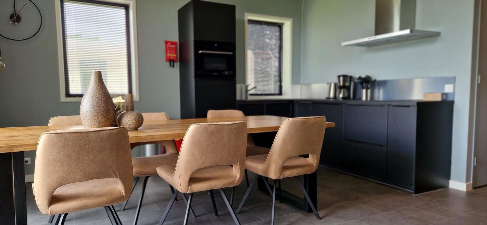 Stilvoller Essbereich in dem freistehenden Haus in Olburgen, Achterhoek, Gelderland, mit moderner Kche und bequemen Sthlen.