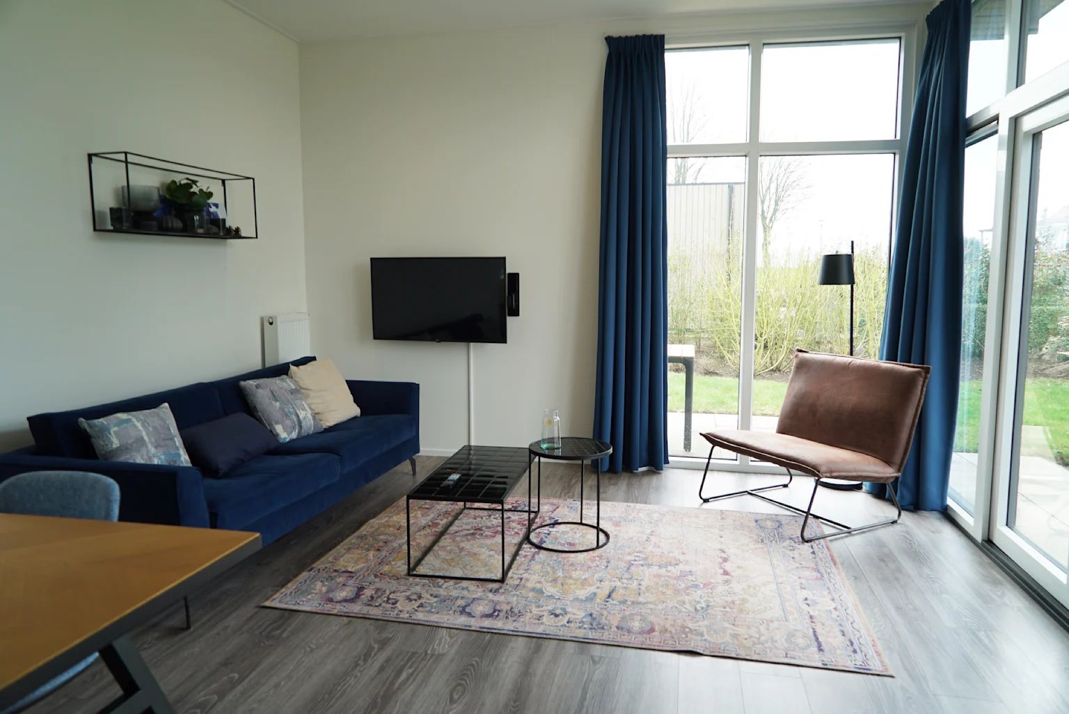 Innenraum des freistehenden Hauses in Olburgen, Achterhoek, mit moderner Einrichtung und Blick auf den Garten in Gelderland.