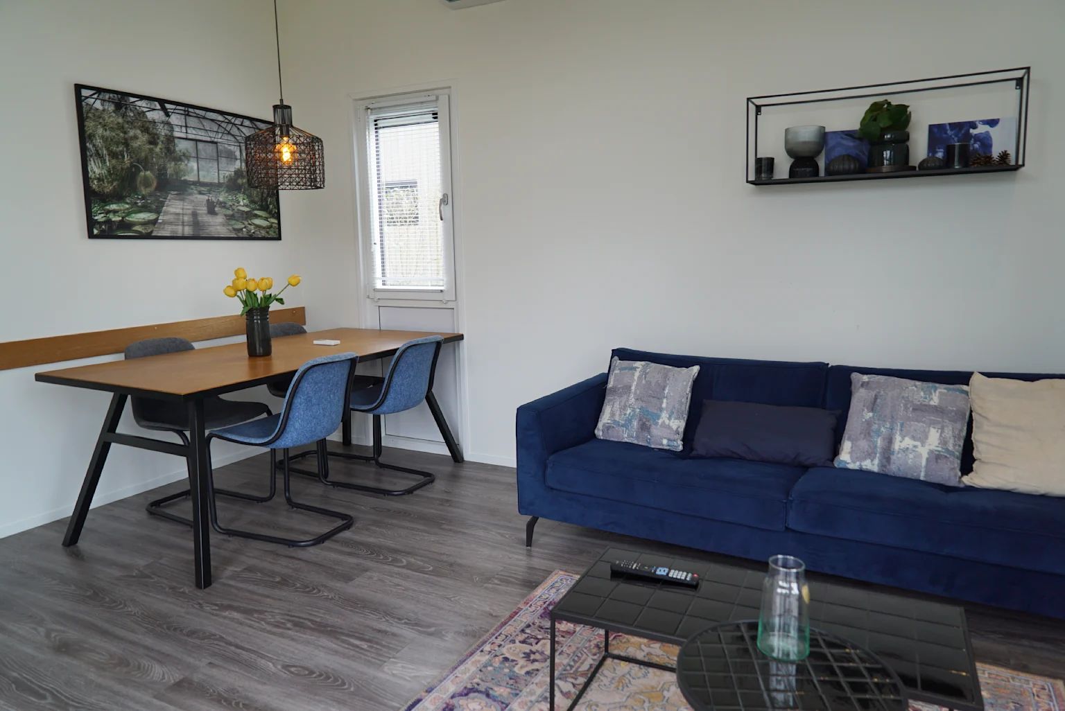 Gemtliches Wohnzimmer eines freistehenden Hauses in Olburgen, Achterhoek, Gelderland, mit moderner Einrichtung und komfortabler Sitzecke.