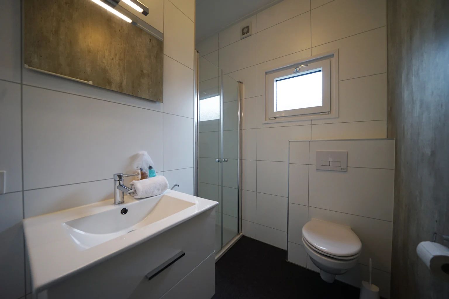 Modernes Badezimmer in einem freistehenden Haus in Olburgen, Achterhoek, Gelderland, mit eleganter Ausstattung und komfortablen Einrichtungen.