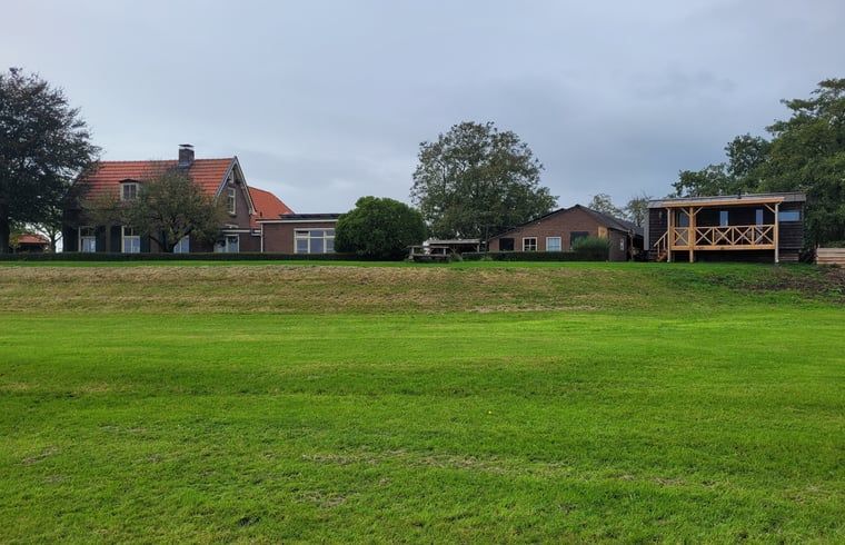 Buitenkant van Vakantiehuisje in Olburgen, omringd door groen in het hart van de Achterhoek, Gelderland.