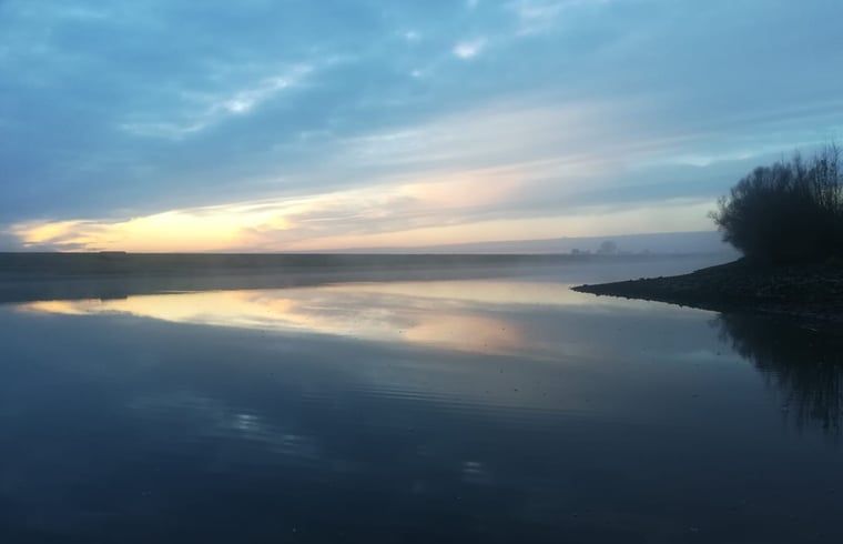 Kalme rivier bij Vakantiehuisje in Olburgen, een ideale plek voor natuurliefhebbers in de Achterhoek.