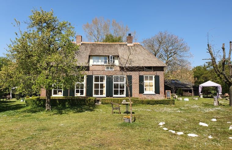 Charming cottage in Warnsveld with thatched roof, located in the green Achterhoek, Gelderland.