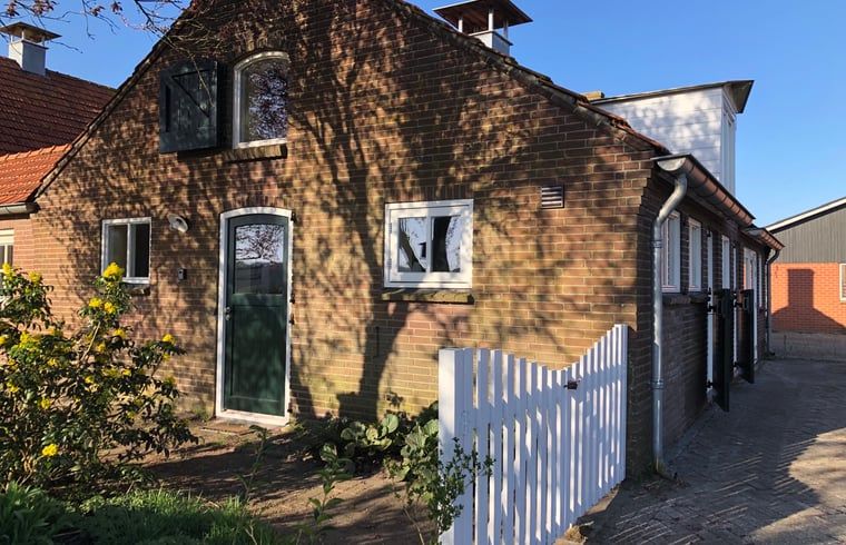 Cottage in Almen, Ferienhaus in Achterhoek, Gelderland. Authentisches Bauernhausdesign mit einer einladenden gruenen Eingangstuer.