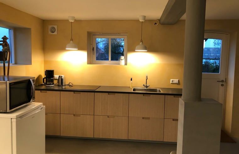 Cottage in Almen, Ferienhaus in Achterhoek, Gelderland. Gemuetliche Kueche mit modernen Annehmlichkeiten und warmem Licht.