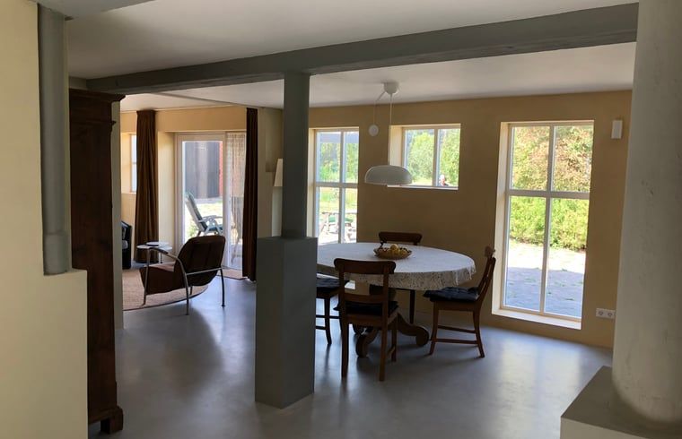 Ferienhaus in Almen, Ferienunterkunft in Achterhoek, Gelderland. Geraeumiges Wohnzimmer mit viel Tageslicht und bequemen Sitzgelegenheiten.