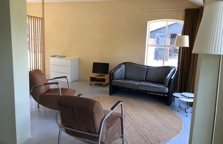 Cottage in Almen, Ferienhaus in Achterhoek, Gelderland. Gemuetliche Sitzecke mit komfortablem Sofa und modernen Moebeln.
