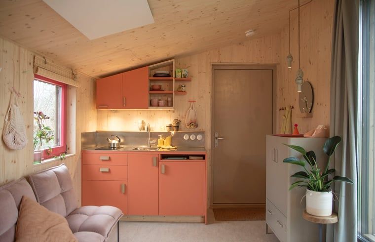 Gemuetliche Kueche im Ferienhaus in Megchelen, Achterhoek. Warme Holzausstattung und moderne Annehmlichkeiten fuer einen komfortablen Aufenthalt.