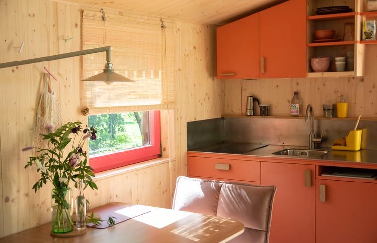 Gemuetliche Kueche im Ferienhaus in Megchelen, Achterhoek. Geniessen Sie die helle und natuerliche Atmosphaere in diesem Ferienhaus in Gelderland.