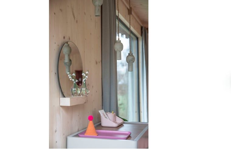 Stilvolle Einrichtung des Ferienhauses in Megchelen, Achterhoek, Gelderland mit modernen Dekorationen und natuerlichem Licht.