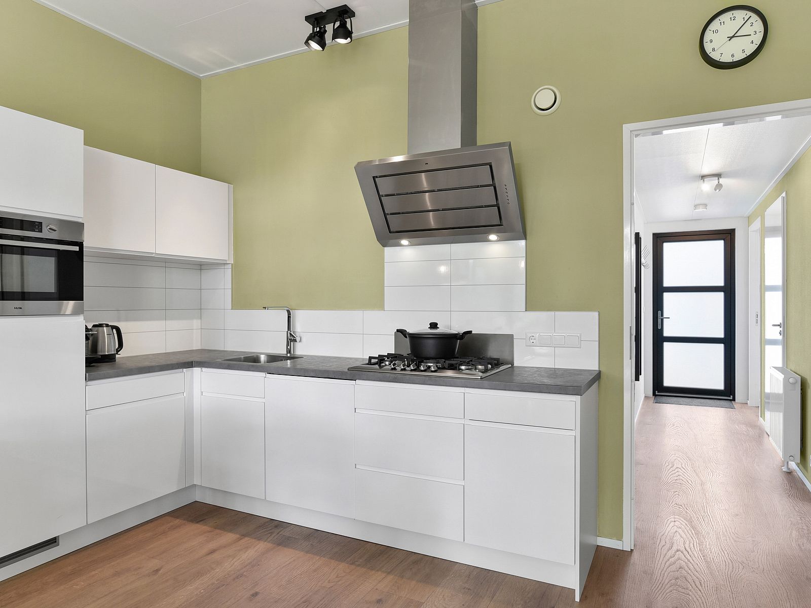 Dining table with tableware in The Butterfly Farm vacation home, Kring van Dorth.