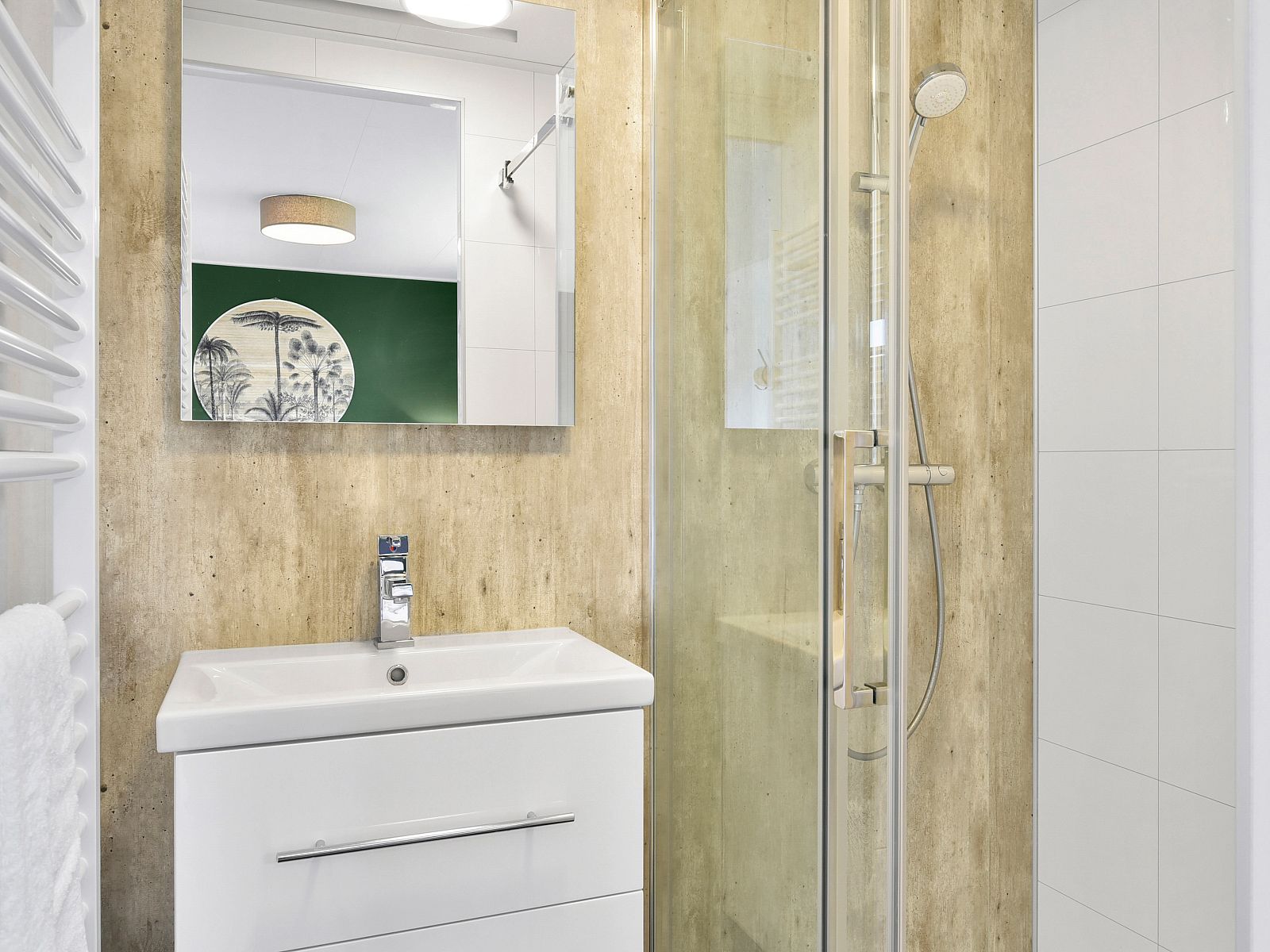 Lighting and decor in The Butterfly Farm bedroom, Kring van Dorth.