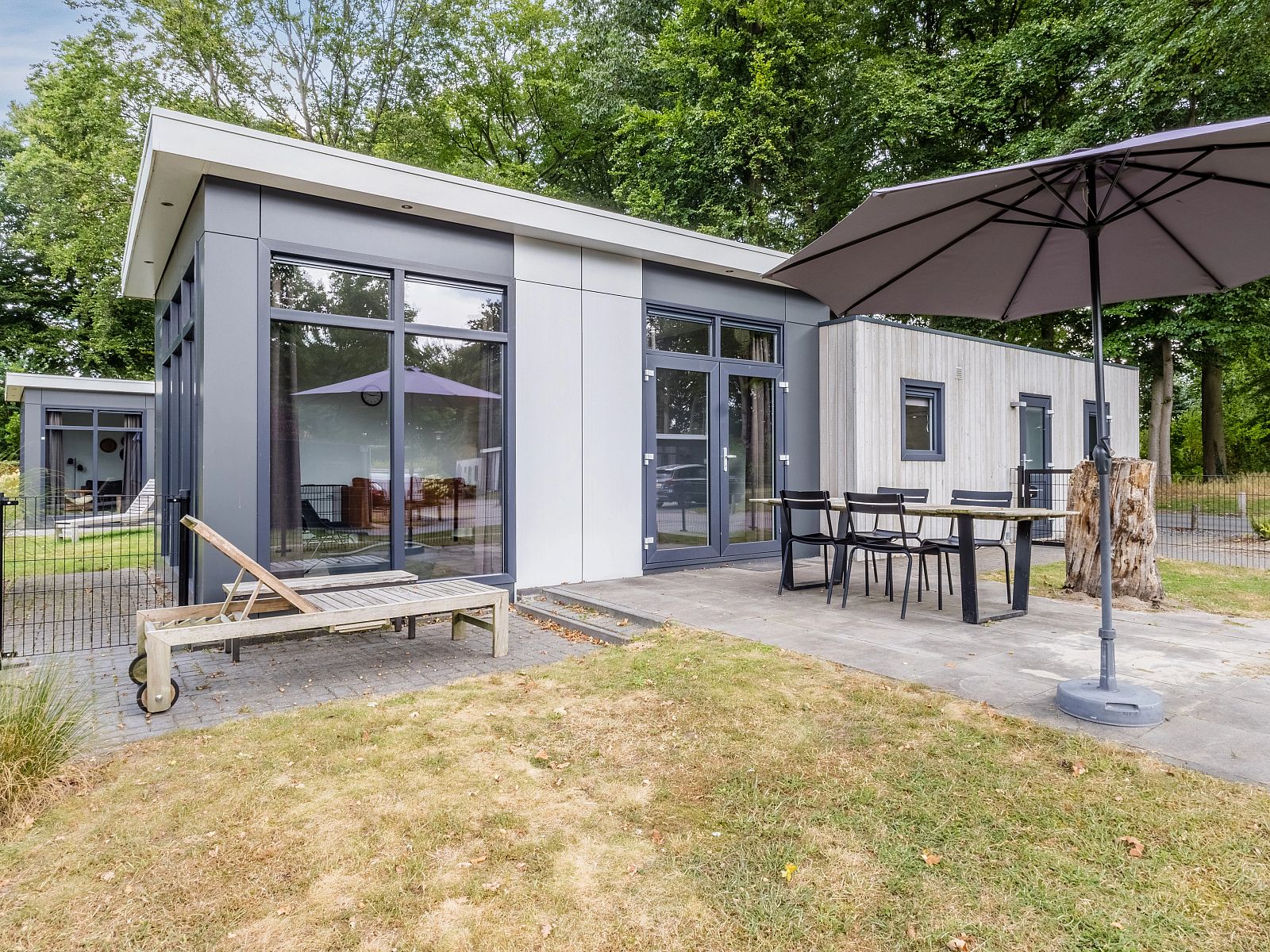 De Vlinderhoeve 4-person bungalow with terrace in Kring van Dorth, Achterhoek, Gelderland, surrounded by green nature.