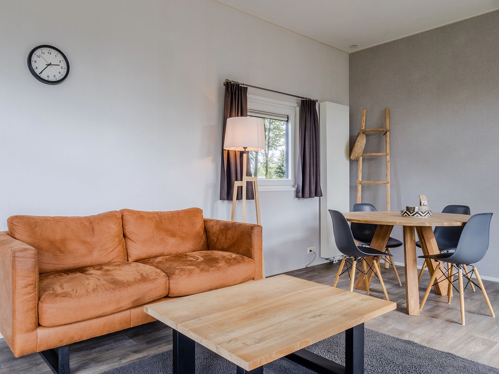 Cozy living room in De Vlinderhoeve, 4-person bungalow in Kring van Dorth, Achterhoek. Comfortable seating area with modern furnishings.