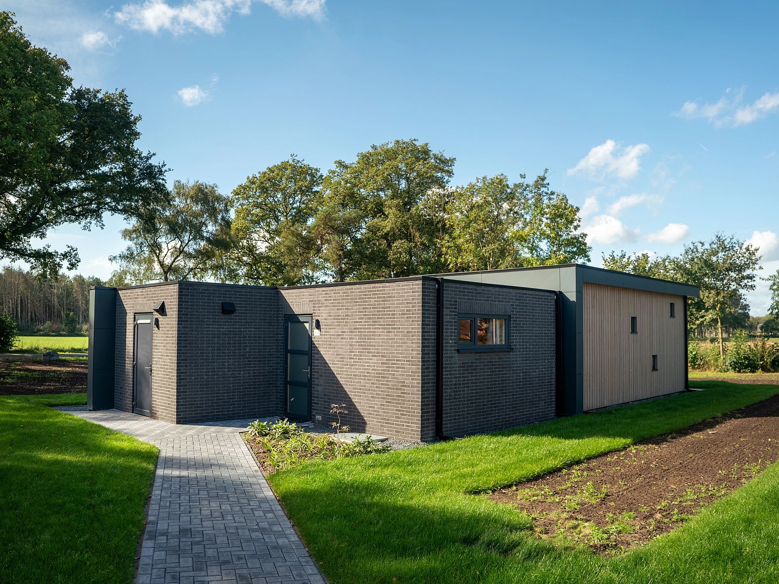 Cozy living room of De Vlinderhoeve vacation home in Achterhoek with comfortable seating area.