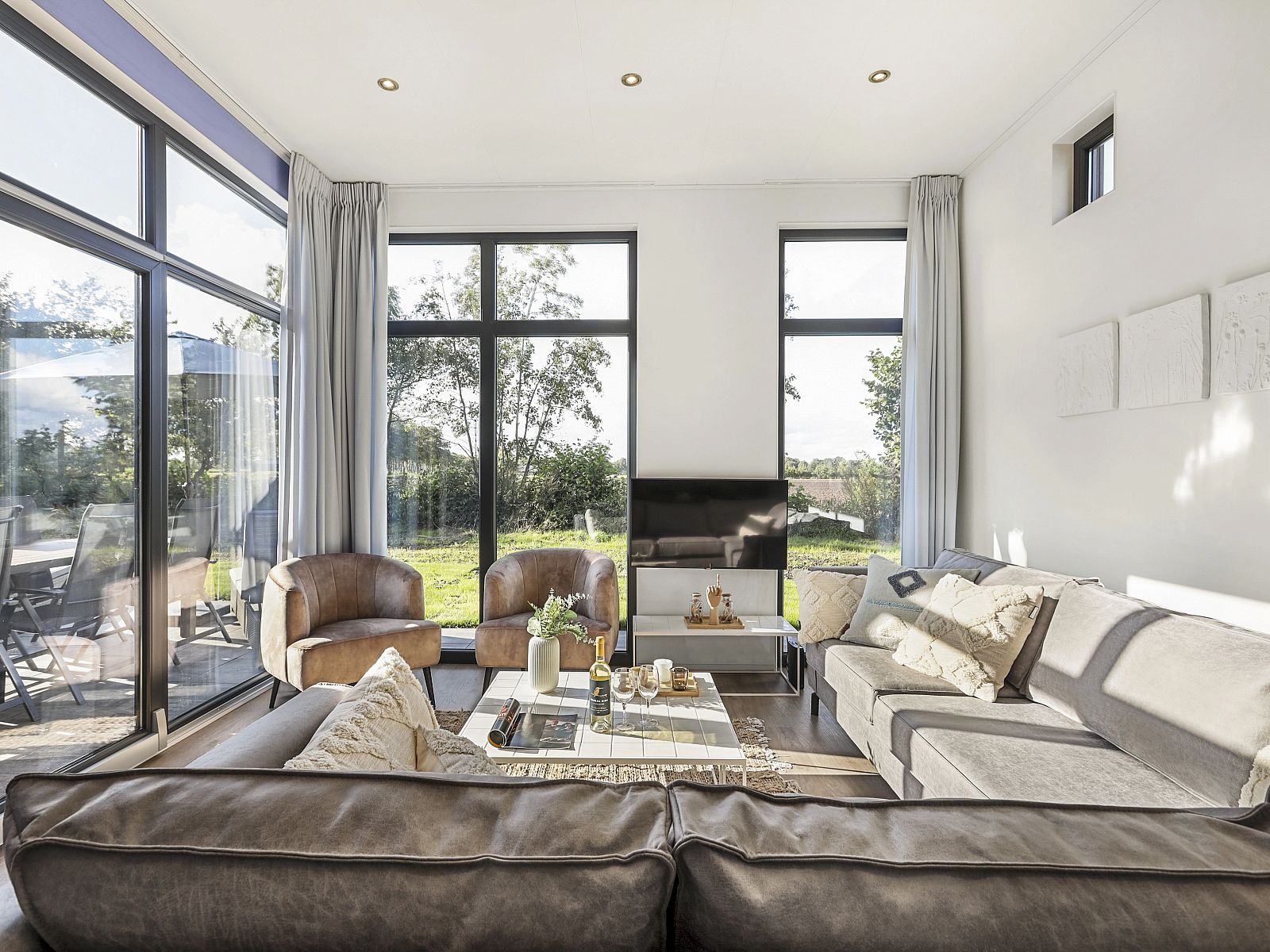 Bright interior of De Vlinderhoeve bungalow in Gelderland overlooking nature.