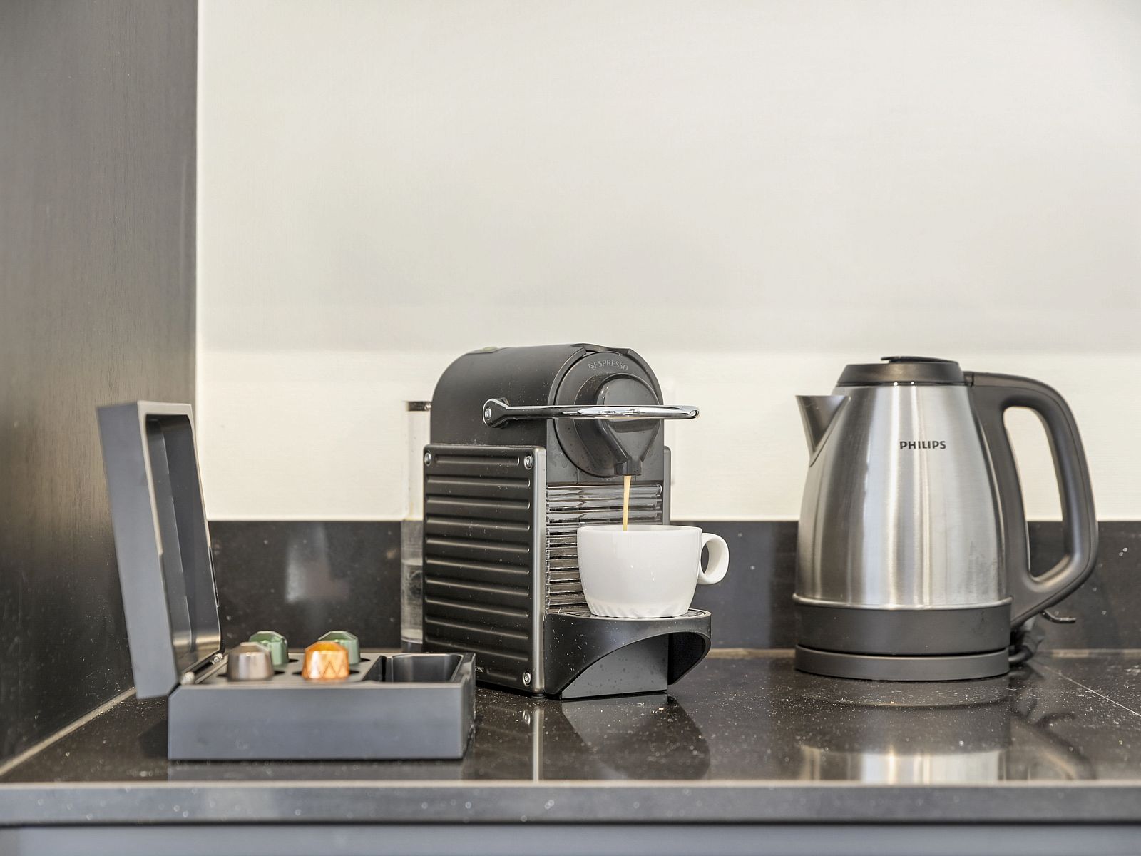 Coffee maker and kettle in the kitchen of De Vlinderhoeve vacation home in Gelderland.