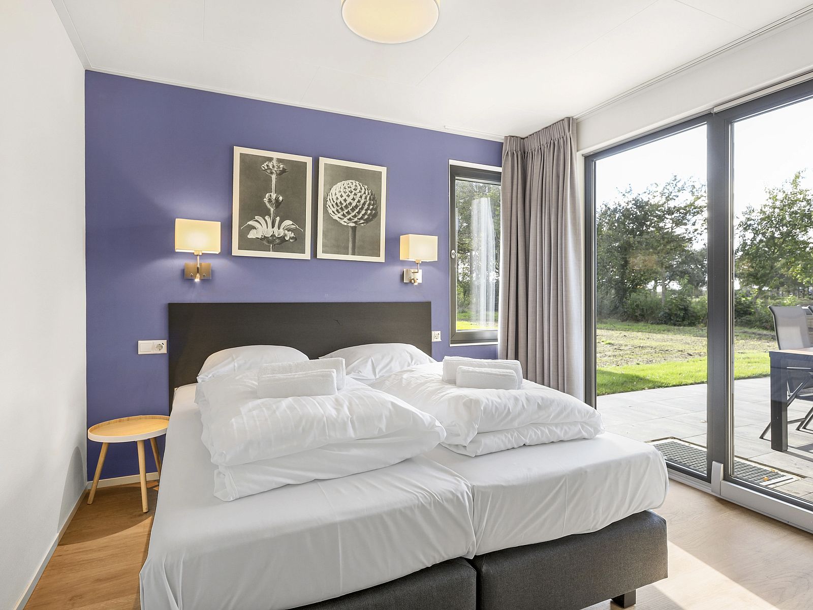 Bedroom with two single beds in The Butterflyhoeve 8-bed house.