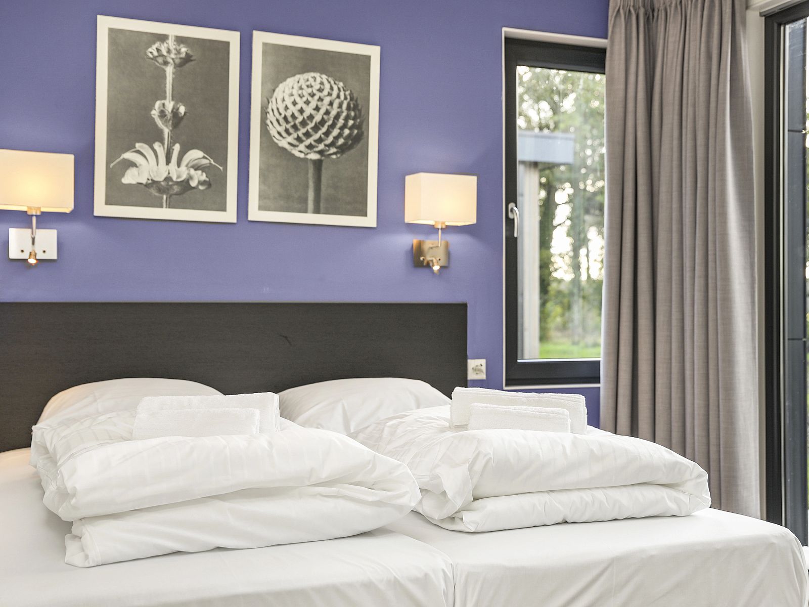 Cozy bedroom in De Vlinderhoeve bungalow with natural light.