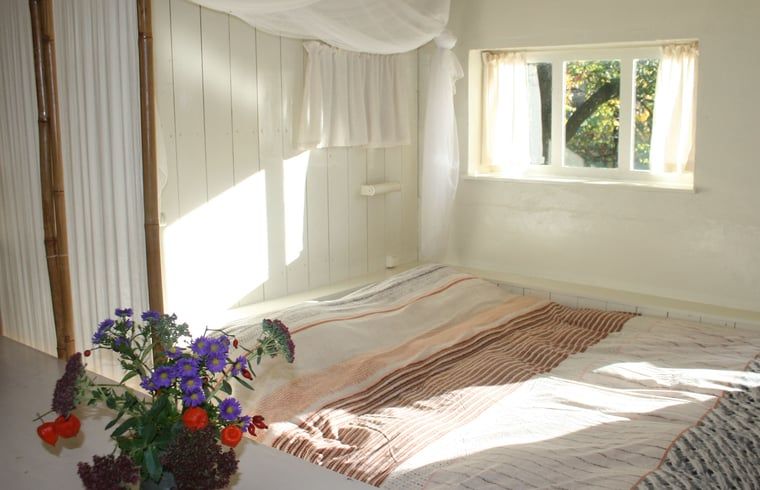 Rode keuken in Vakantiehuis in Voorst Oude IJsselstreek, Achterhoek, Gelderland met eettafel en kookgerei.