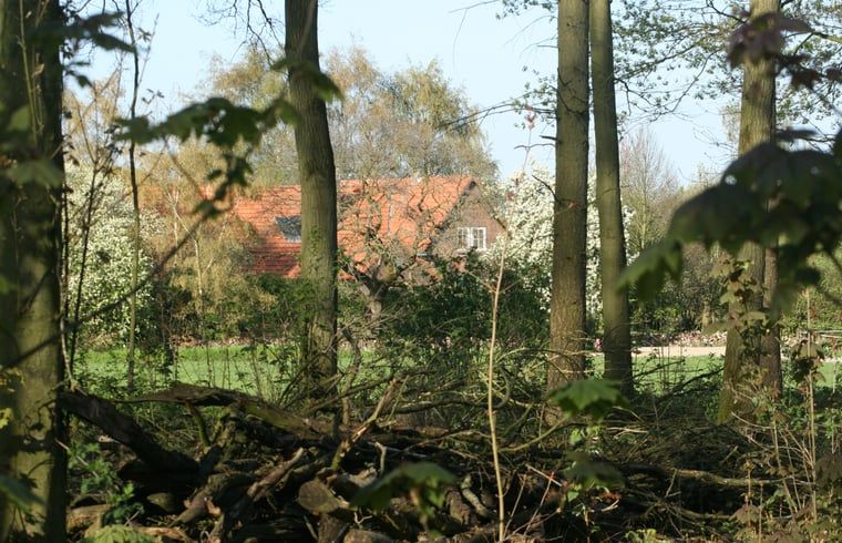 Wandelroutepaal bij Vakantiehuis in Voorst Oude IJsselstreek, Achterhoek, Gelderland met verschillende richtingen.