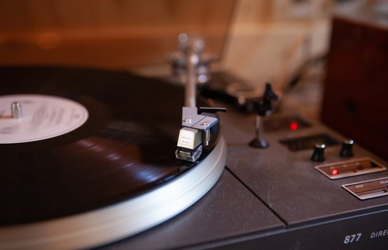 Plattenspieler fuer den Musikgenuss in der Huette in Joppe, Achterhoek.