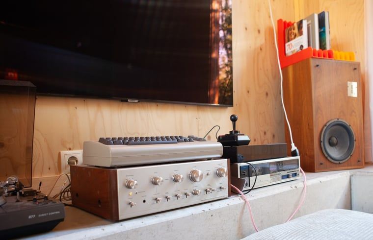 Vintage-Musikgeraete im Ferienhaus in Joppe, Achterhoek.