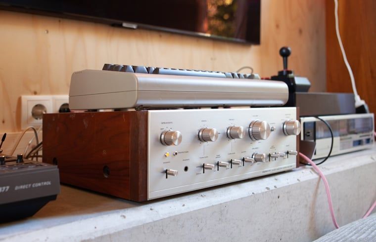 Retro-Musikanlage in der Huette in Joppe, Achterhoek.