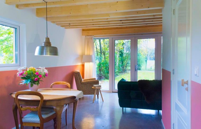 Gezellige eetruimte in Vakantiehuisje in Joppe met uitzicht op de tuin, Achterhoek, Gelderland.