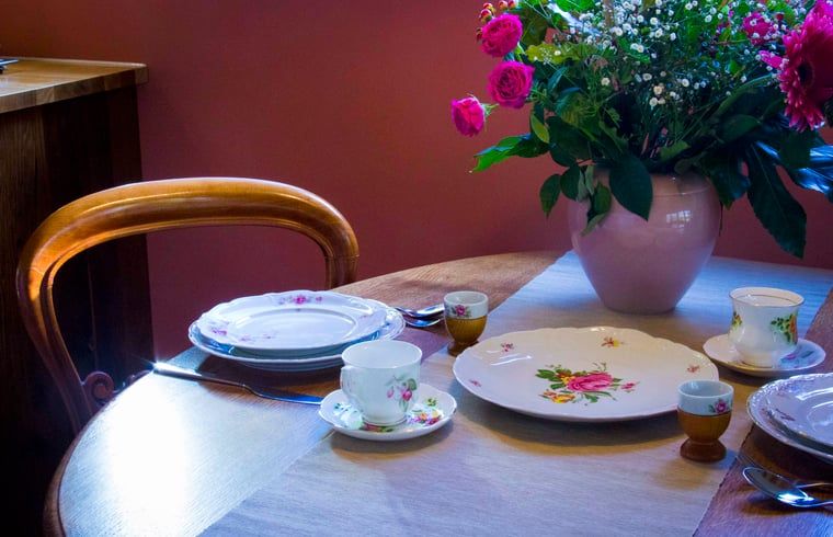 Elegante tafelsetting in Vakantiehuisje in Joppe, geniet van een maaltijd in de Achterhoek, Gelderland.