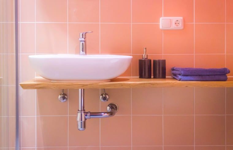 Minimalistische wastafel in Vakantiehuisje in Joppe, moderne gemakken in de Achterhoek, Gelderland.