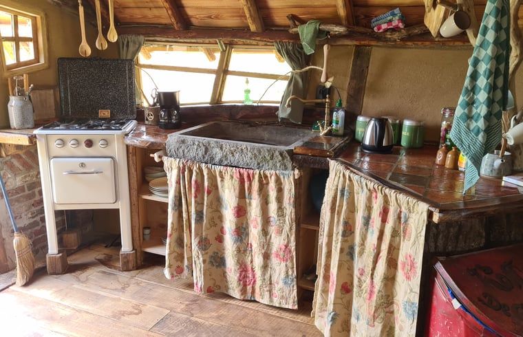 Authentische Kueche im Ferienhaus in Winterswijk Corle, Achterhoek, mit altem Herd.