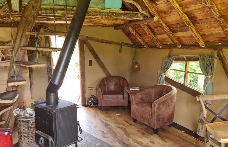 Kaminofen und Treppe zum Dachboden im Ferienhaus in Winterswijk Corle, Achterhoek, Gelderland.