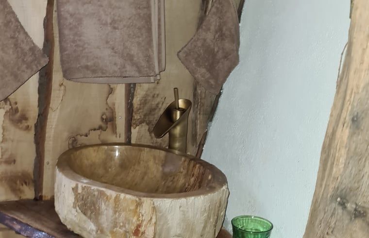 Holzspuele und Handtuecher im Ferienhaus in Winterswijk Corle, Achterhoek, Gelderland.