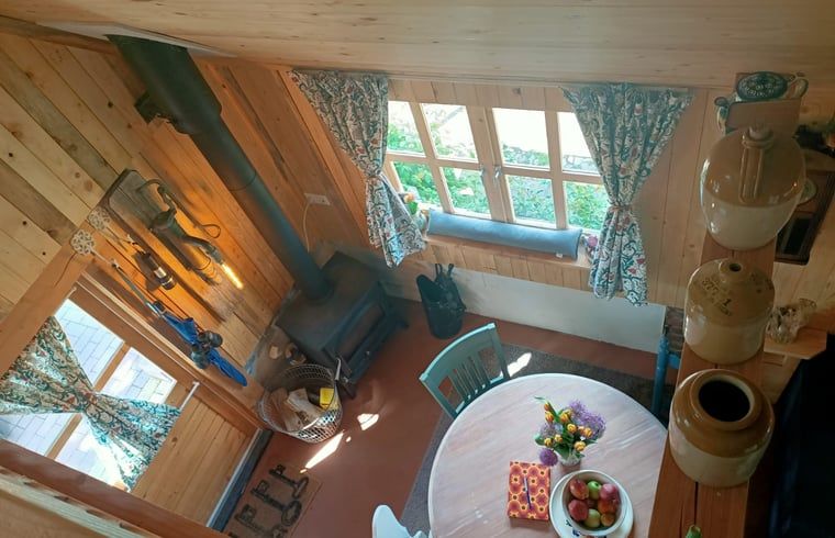 Gemuetliches Interieur des Ferienhauses in Winterswijk Corle, Achterhoek, mit Holzinterieur und gemuetlichem Holzofen.