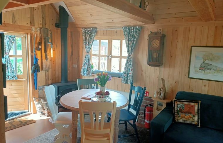 Gemuetliches Interieur des Ferienhauses in Winterswijk Corle, Achterhoek, mit Holzinterieur und stimmungsvoller Einrichtung.