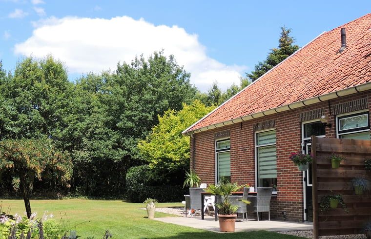 Side view of Holiday home in Winterswijk Corle, with sunny terrace in Achterhoek, Gelderland.