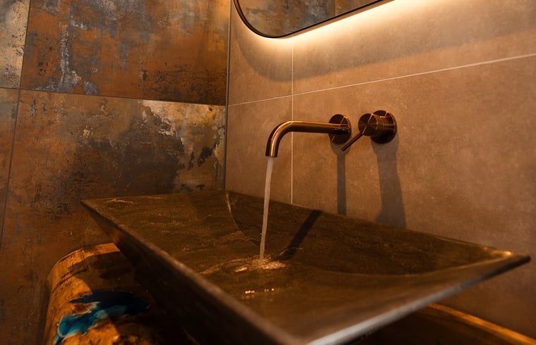 Modern sink in Cottage in Wilp-Achterhoek with running water and elegant finish.