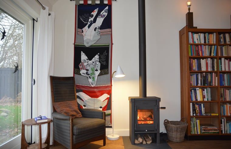 Knusse zithoek met houtkachel in Huisje in Varssel - Hengelo Gld, vakantiehuis in Varssel, Achterhoek.
