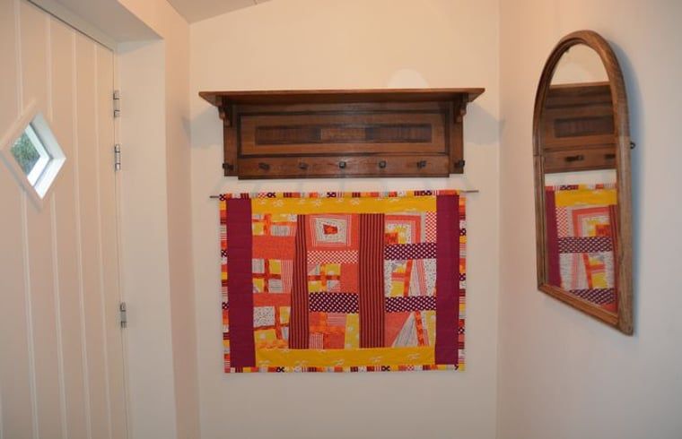 Unieke wanddecoratie in de hal van Huisje in Varssel - Hengelo Gld, vakantiehuis in de Achterhoek.