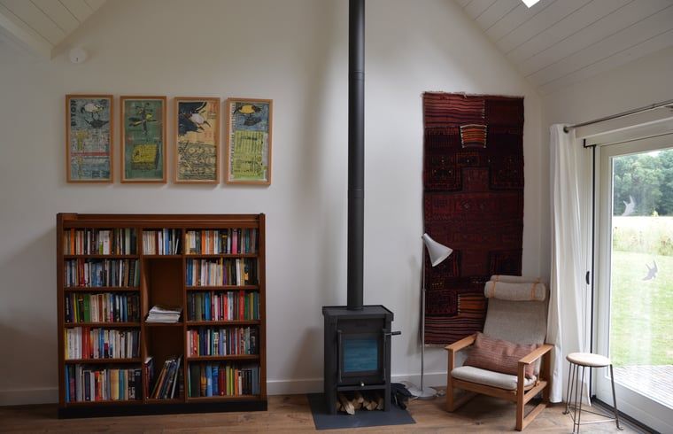 Gezellige leeshoek met open haard in Vakantiehuis in Varssel - Hengelo Gld, Achterhoek, Gelderland.