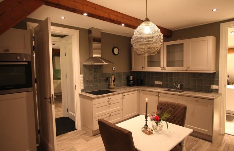 Gezellige keuken in Vakantiehuis in Zieuwent, Achterhoek, Gelderland. Moderne keuken met sfeervolle verlichting en eetruimte.