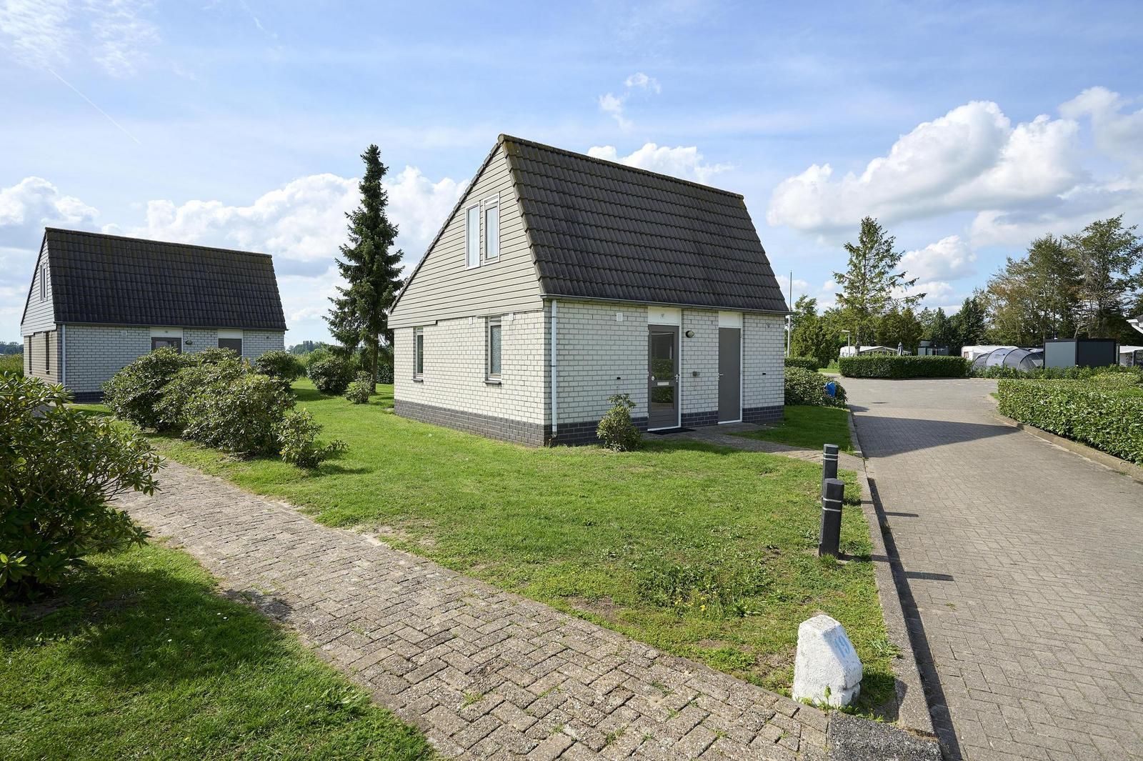 Ferienhaus Bungalow Comfort Deluxe im Gelderse Tal mit sonniger Terrasse und gruenem Garten.