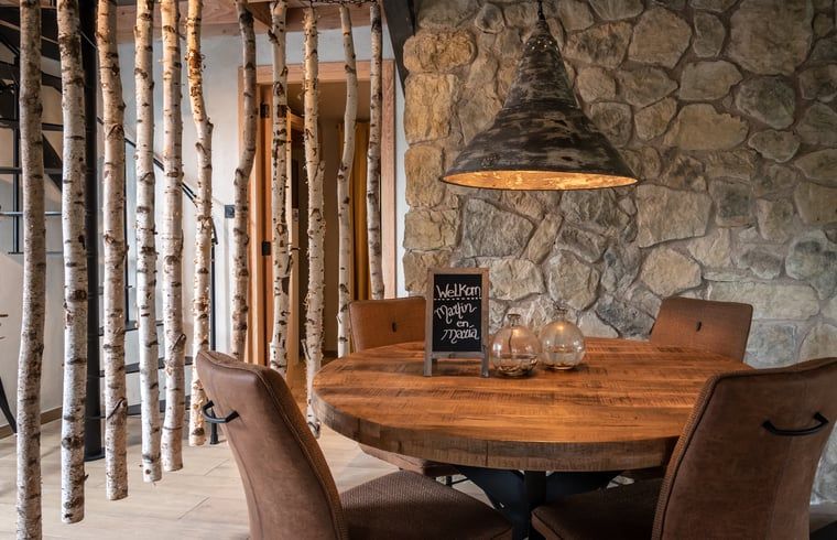 Eetgedeelte in Huisje in Empe, vakantiehuis Gelderland, met houten tafel en rustieke inrichting.