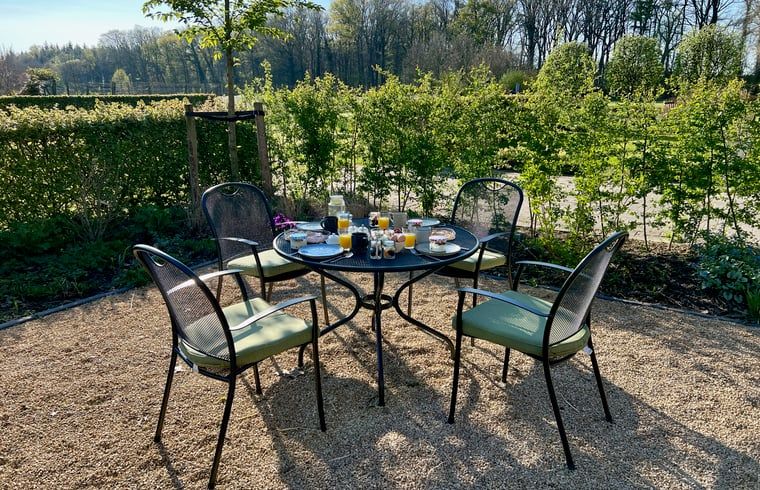 Buitenontbijt bij Huisje in Empe, vakantieverblijf Gelderland, met uitzicht op de natuur.