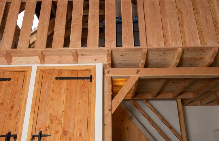 Houten interieur van Vakantiehuis in Empe, gelegen in de Gelderse vallei, Gelderland. Gezellige binnenruimte met rustieke uitstraling.