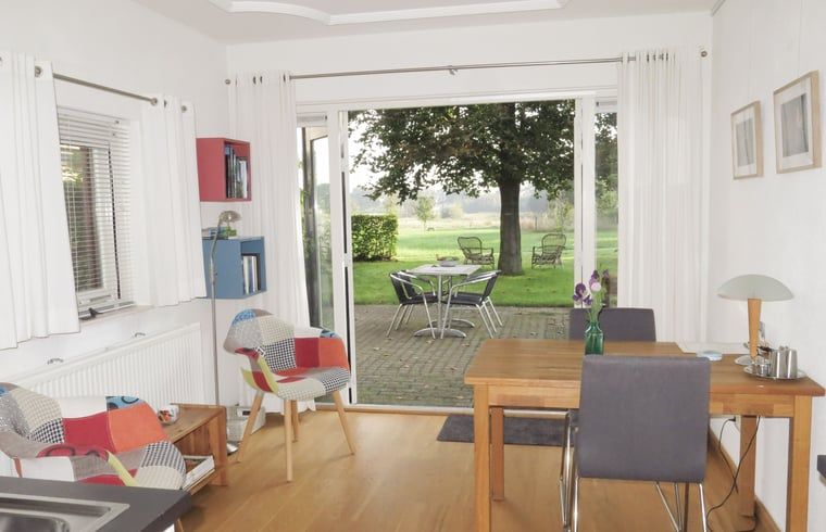 Binnenruimte van Vakantiehuisje in Tonden, Gelderse vallei, Gelderland met uitzicht op de tuin.