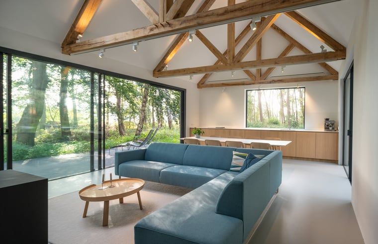 Helles Wohnzimmer im Ferienhaus in Tonden, mit Blick auf den Wald.